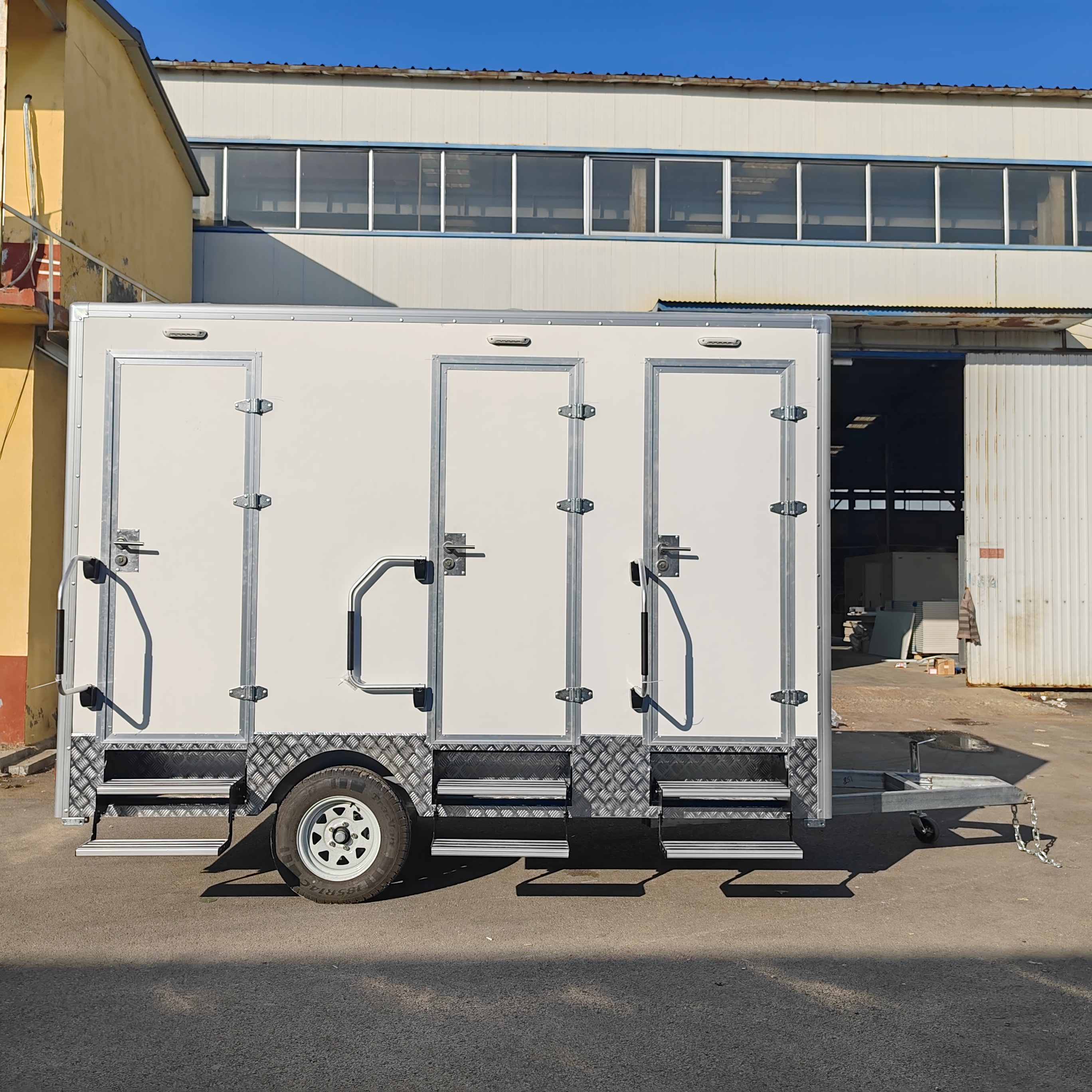 Mobile Toilet Trailer Luxury 3 - مراجعة Outdoor Camping Rentals وسعره